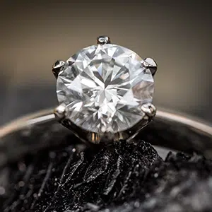 Gros plan sur une bague en diamant