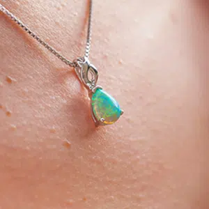 Pendentatif en argent avec une pierre d'opale portée à même la peau