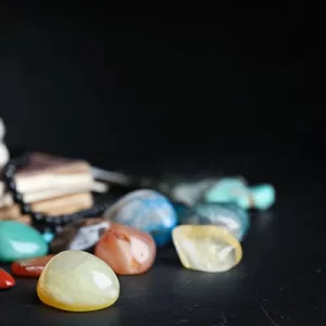 guide des pierres protectrices colorées et livres sur fond sombre