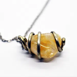 Pendentif en argent avec une pierre de citrine sertie