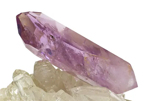 Cristal d'améthyste isolé sur un amas de quartz blanc