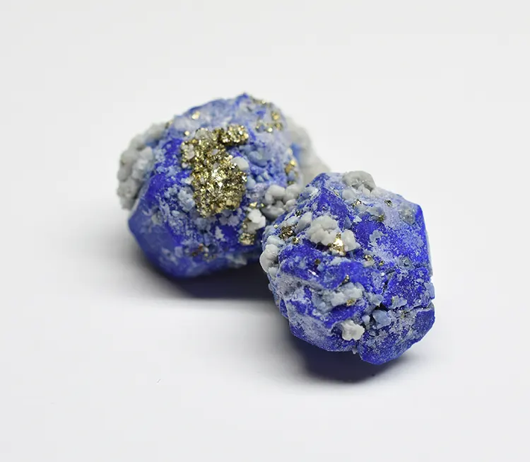 Deux cristaux naturels et bruts de pierre lapis-lazuli en gros plan