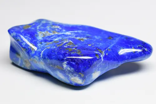 Pierre polie de lapis-lazuli en gros plan