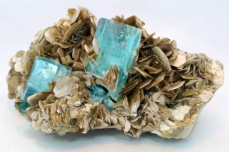 Splendides cristaux bleus d'aigue-marine sur matrice de mica