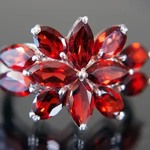 Bague de couleur rouge sombre réalisée avec des pierres de grenat
