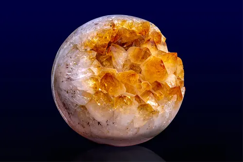 Cristaux de citrine dans une géode en forme de boule