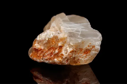 Macrophotographie de la pierre de lune, pierre protectrice de juin