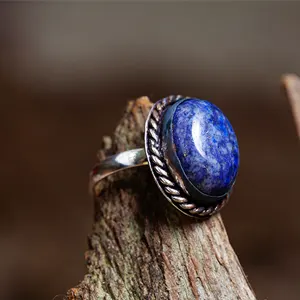 Pierre de décembre montée sur une bague en argent