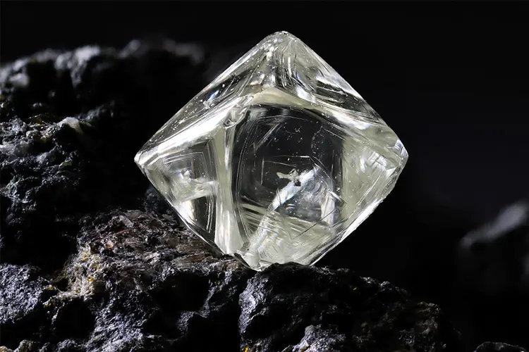 Macrophotographie d'un diamant d'Afrique du Sud sur une kimberlite