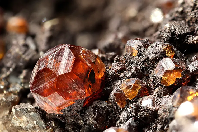 Spessartine, variété de pierre grenat sur sa matrice naturelle