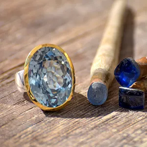 Bague avec une pierre bleue d'aigue-marine