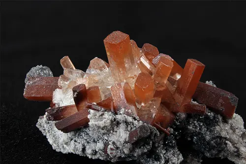 cristaux de topaze sur matrice naturelle brute