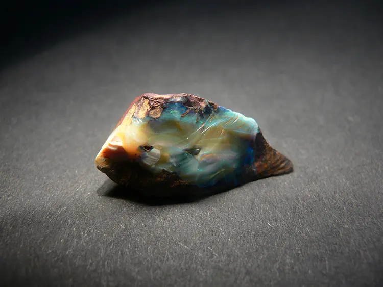 Pierre opale aux reflets bleus et verts