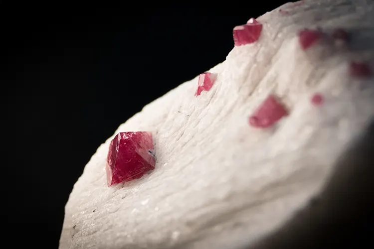 Gros plan sur des minéraux de pierre spinelle