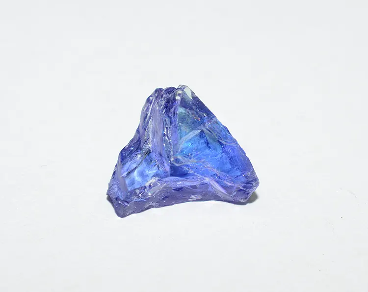 Gros plan sur un minéral brut de tanzanite appelé également zoïsite
