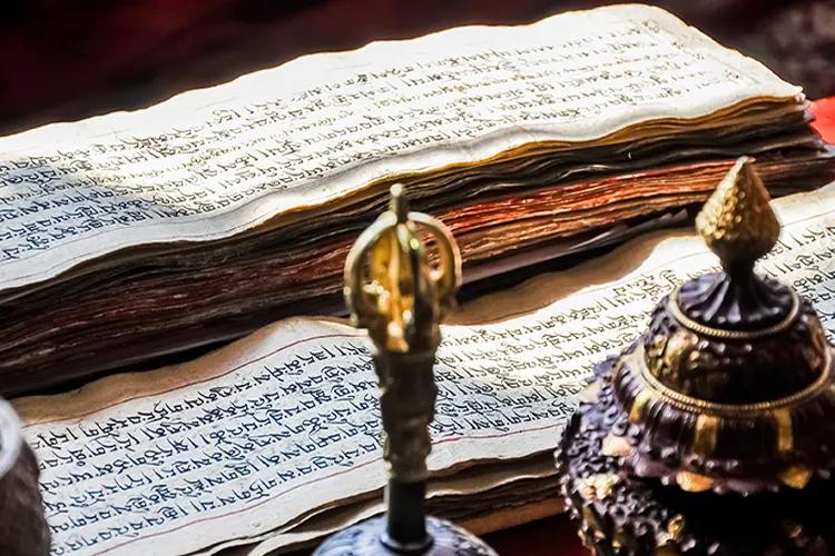 Manuscrits pour illustrer les traditions hindoue et tibétaine des pierres de naissance