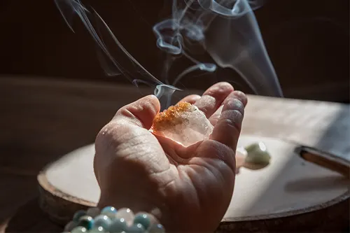 Rituel de purification par fumigation avec de l'encens d'une pierre citrine