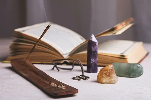 Séance de purification à la fumée d'encens d'une pierre de lune