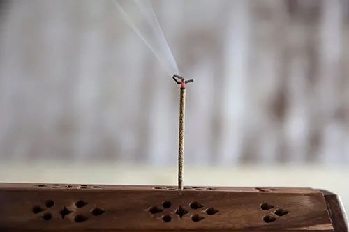 Séance de purification de pierre saphir à travers la fumée de l'encens
