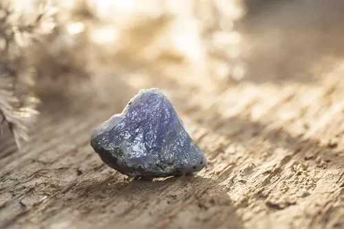 pierre tanzanite brute au reflets bleus et violets