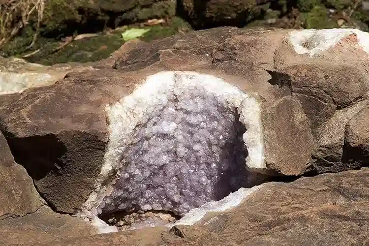 Roche à nu laissant apparaitre un gisement d'améthyste