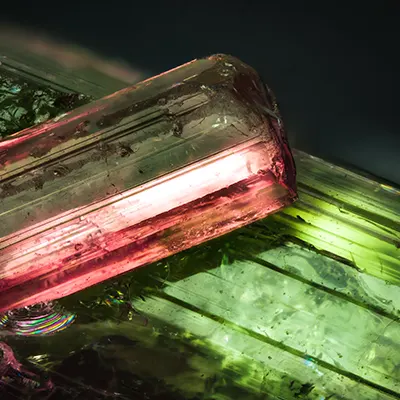 Pierre de tourmaline translucide en gros plan